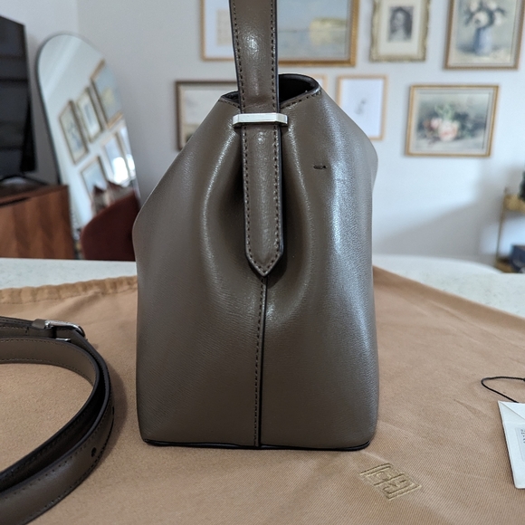 Toteme T Lock bag 1️⃣1️⃣0️⃣0️⃣ - Picture 13 of 16